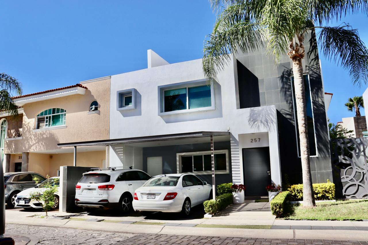 0070, CASA EN VENTA EN ZAPOPAN, JALISCO (JARDIN REAL-COTO 11)